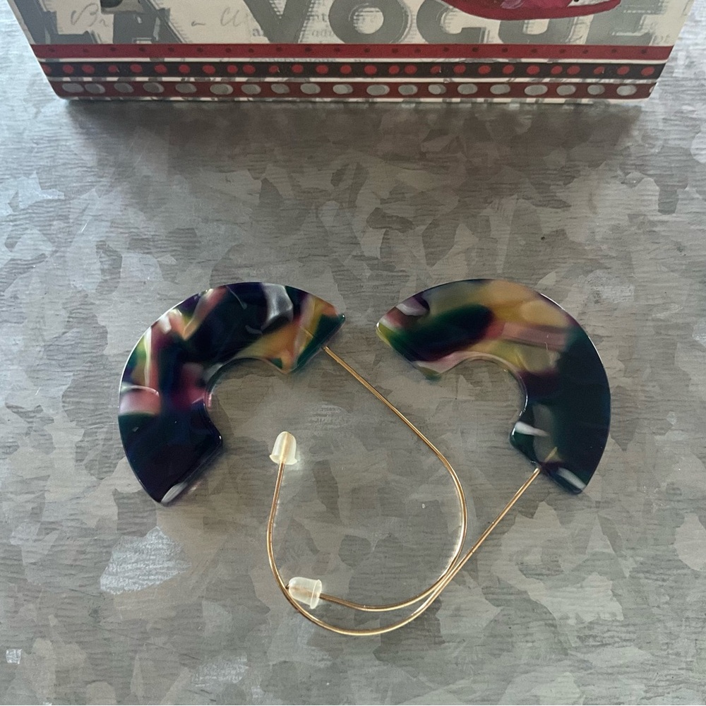 Chic Open Hoop Resin Drop Earrings - Picture 3 of 6